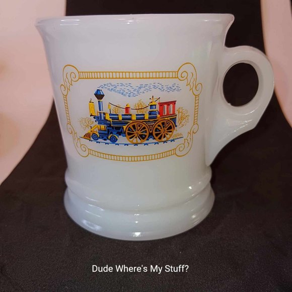 VINTAGE AVON MILK GLASS LOCOMOTIVE COFFEE/TEA MUG - HOLDS 8 OUNCES - Picture 1 of 5